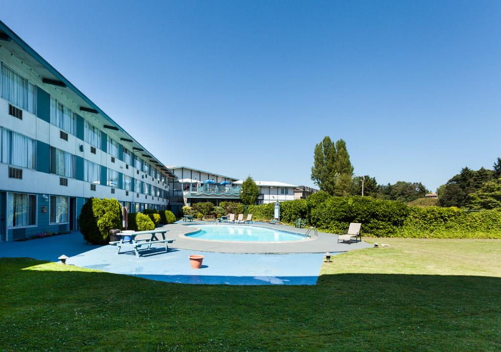 Howard Johnson By Wyndham Nanaimo Harbourside Екстериор снимка