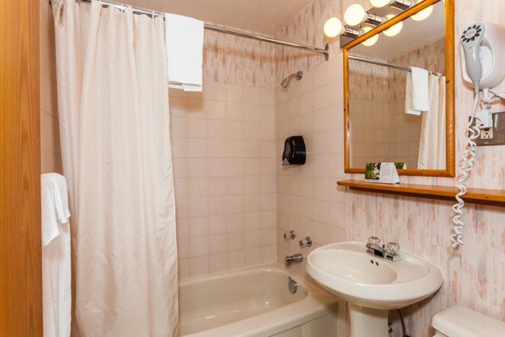 Howard Johnson By Wyndham Nanaimo Harbourside Екстериор снимка