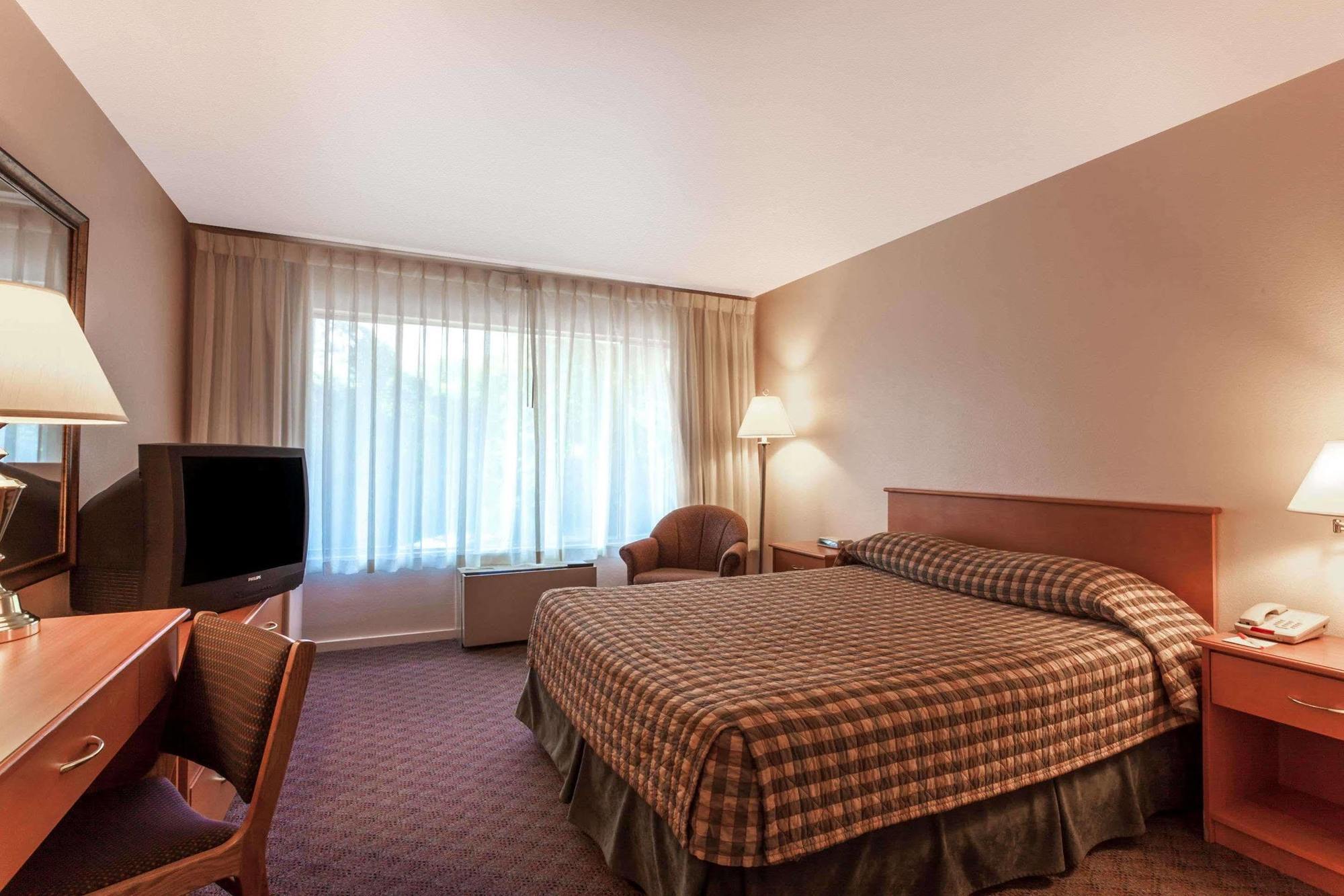 Howard Johnson By Wyndham Nanaimo Harbourside Екстериор снимка