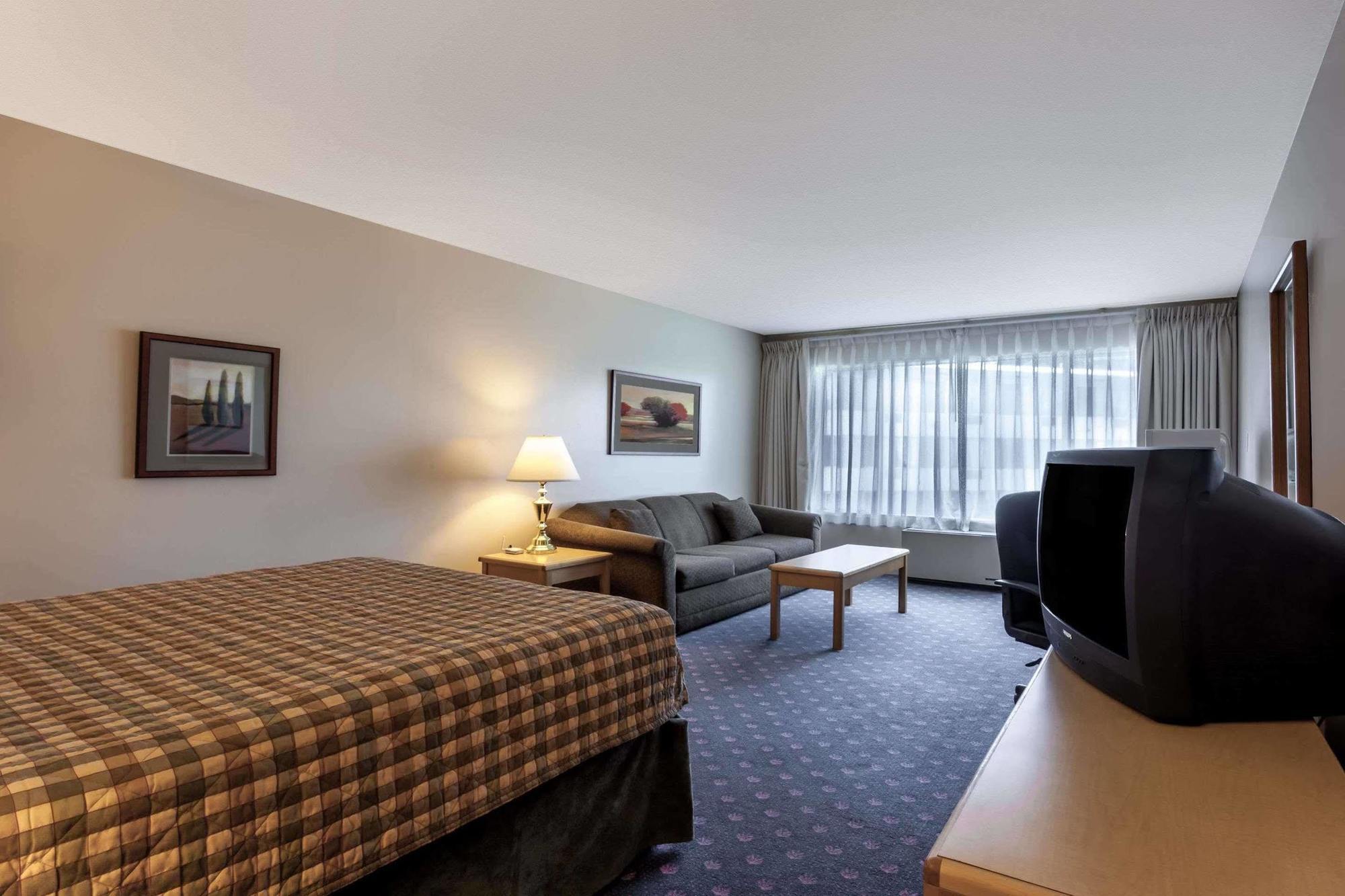 Howard Johnson By Wyndham Nanaimo Harbourside Екстериор снимка