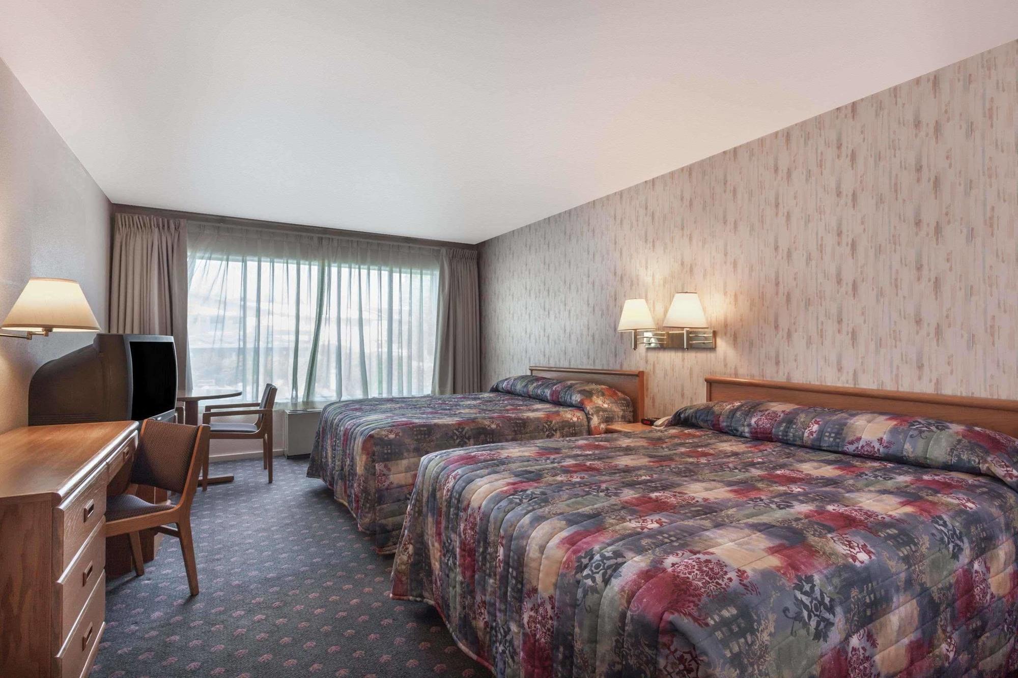 Howard Johnson By Wyndham Nanaimo Harbourside Екстериор снимка