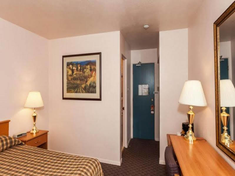 Howard Johnson By Wyndham Nanaimo Harbourside Екстериор снимка