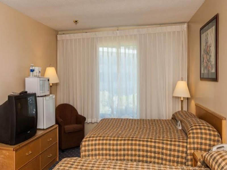 Howard Johnson By Wyndham Nanaimo Harbourside Екстериор снимка
