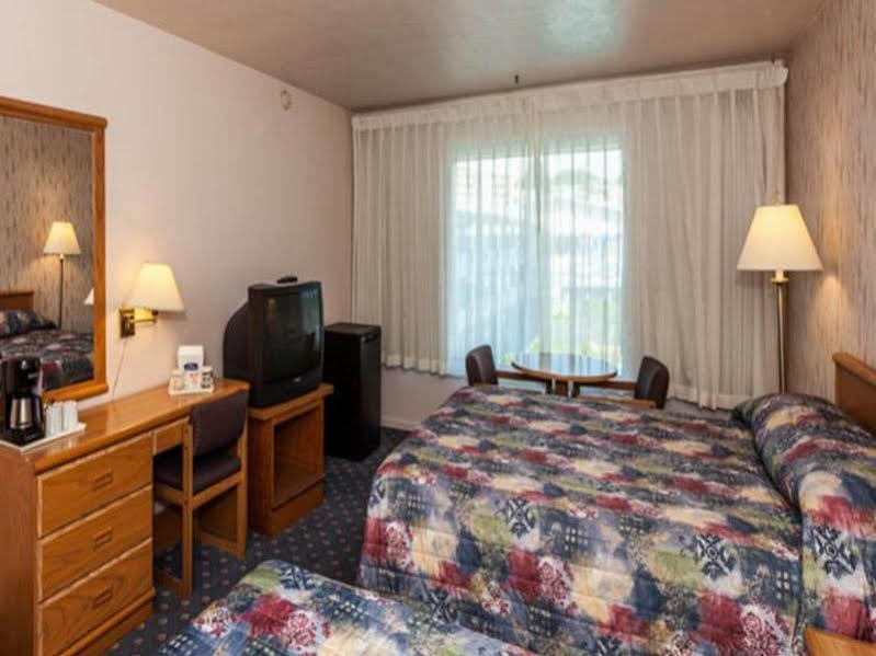 Howard Johnson By Wyndham Nanaimo Harbourside Екстериор снимка
