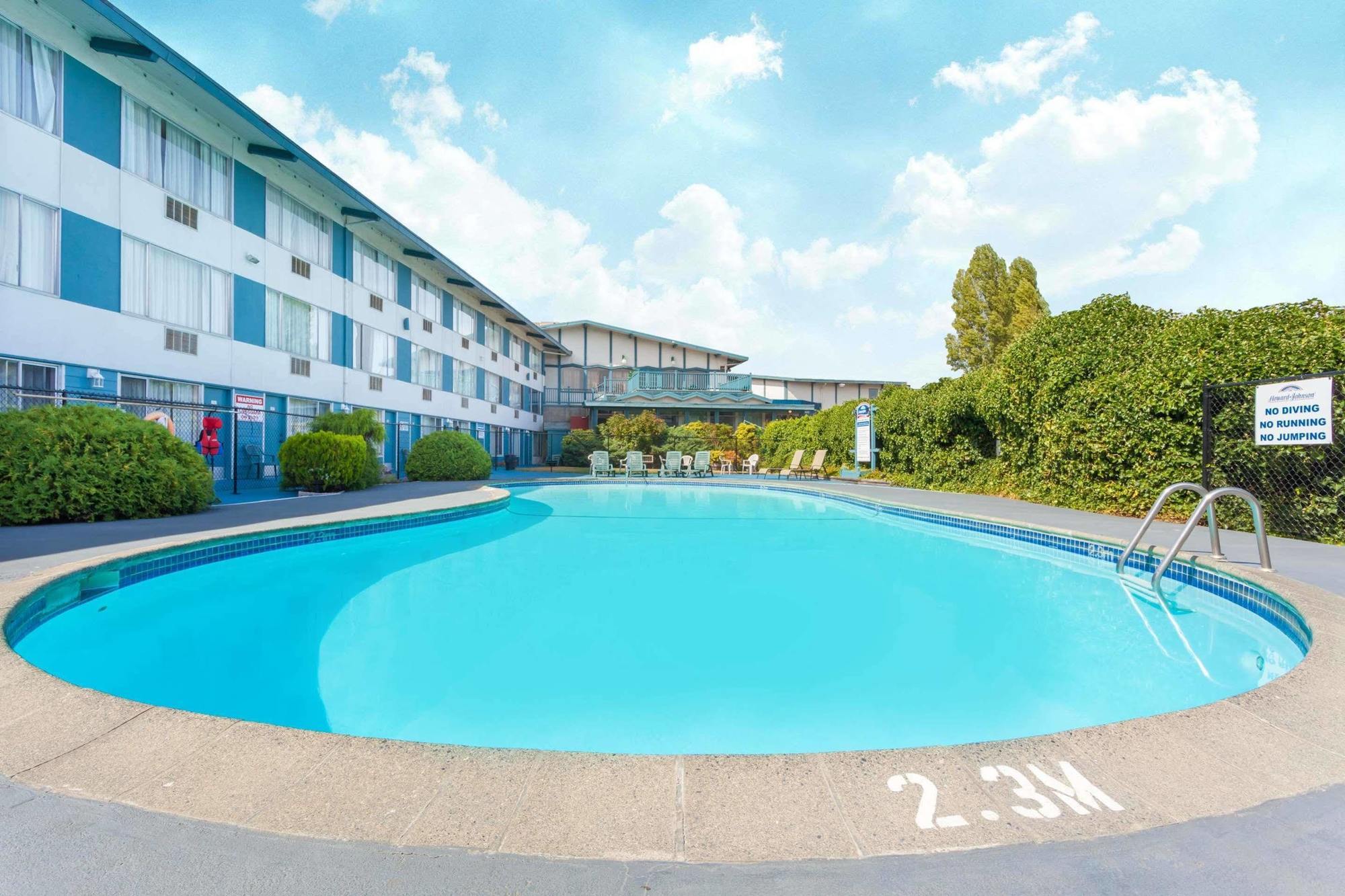 Howard Johnson By Wyndham Nanaimo Harbourside Екстериор снимка